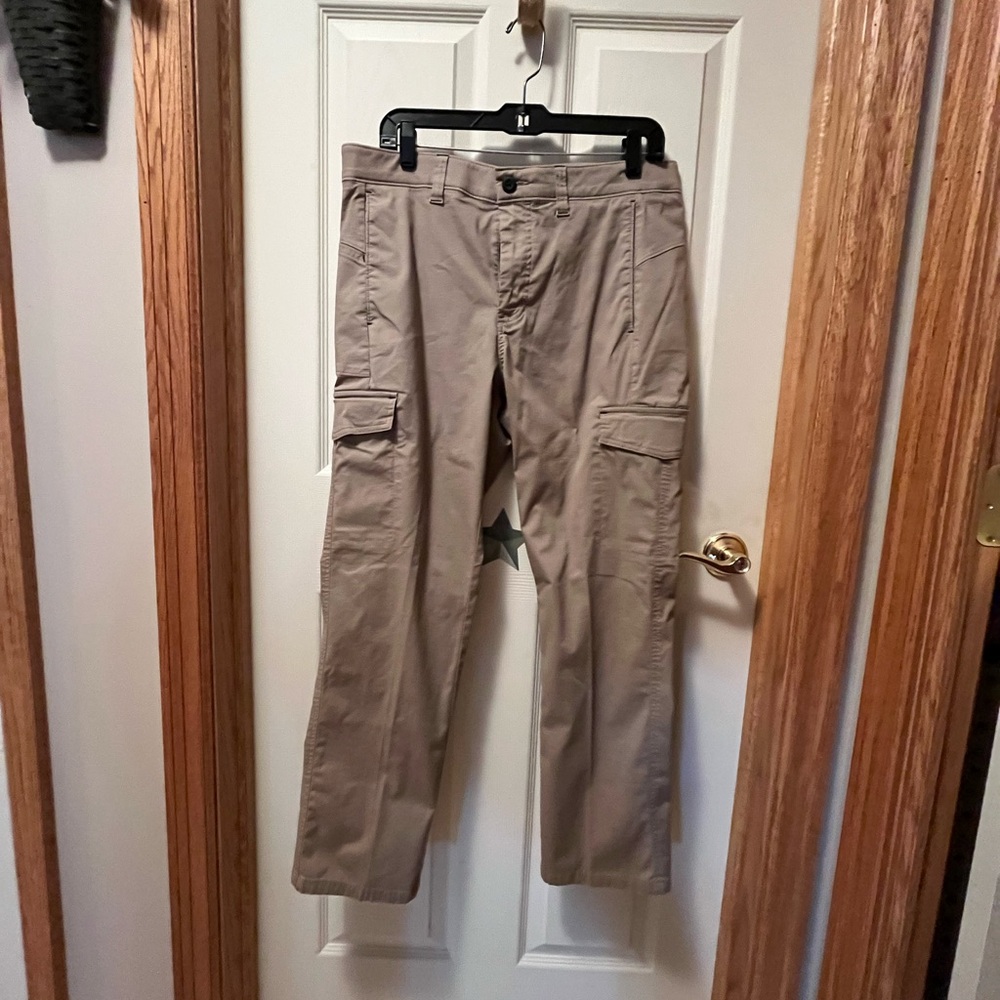 Men’s size 34x29 Haggar tan cargo pants